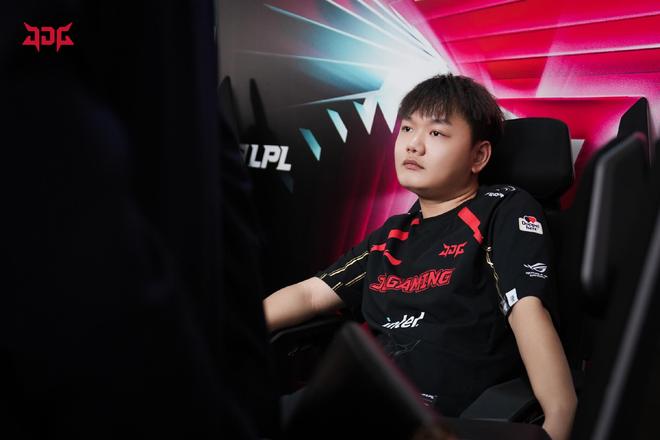 她被授予中 她被授予中